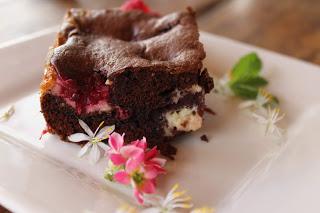 Brownie de chocolate, mascarpone y frambuesas