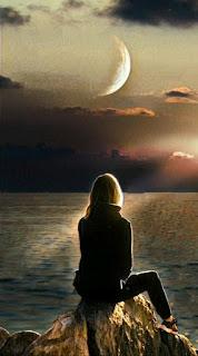 Una mujer sentada frente al mar