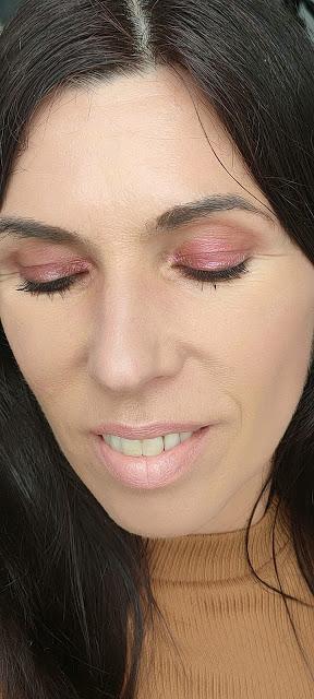 look burdeos ojos cerrados Paleta Courage de Revolution: Info, swatches y 3 looks con ella 17