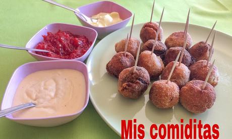 CROQUETAS DE QUESO FRESCO DE CABRA MALAGUEÑA Y CEBOLLA CARAMELIZADA (Y TRES SALSAS DE ACOMPAÑAMIENTO)