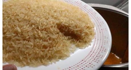 Echamos el arroz y lo cocemos en el vaso