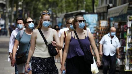 OMS advierte a vacunados en Latinoamérica que deben seguir usando mascarilla