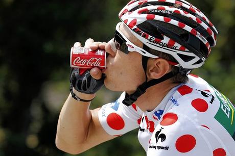La Coca Cola, una bebida útil en el ciclismo si se mezcla con agua o bebidas isotónicas