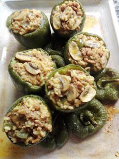 Pimientos verdes rellenos de arroz, carne y champiñones