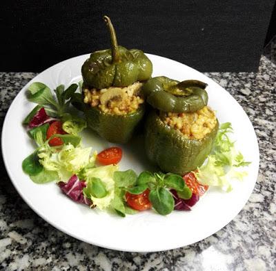 Pimientos verdes rellenos de arroz, carne y champiñones