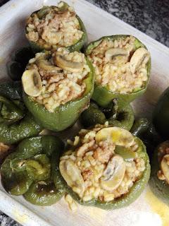 Pimientos rellenos de arroz, carne y champiñones