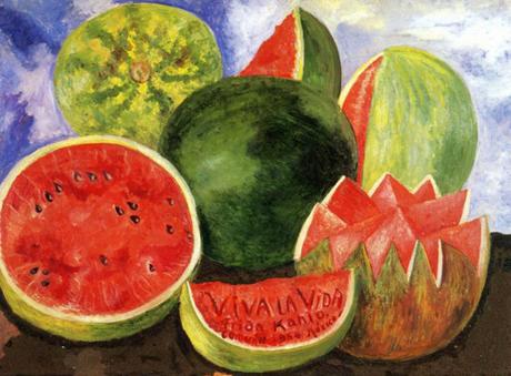 Frida Kahlo - “Viva la vida” (1954, óleo sobre masonite, 59 x 50 cm, Museo Frida Kahlo, Coyoacán, México) La sandía, una de las frutas que asociamos con el verano, es la protagonista de la última obra que firmó Frida Kahlo. Y digo “firmó” porque los especialistas en su pintura no se ponen de acuerdo sobre cuándo pintó realmente este cuadro. El año anterior le habían tenido que amputar la pierna derecha a la altura de la rodilla, por culpa de la gangrena. El estado de ánimo de la artista había decaído mucho y la fuerte medicación que tomaba para el dolor le impedía pintar como antes. Sus últimos cuadros no tienen nada que ver con estas sandias, ni con nada que hubiese pintado antes (un ejemplo vale más que mil palabras: http://bit.ly/1zT7fL7). Aunque nos cueste decirlo, eran malos de solemnidad. Por este motivo, hay quien opina que pudo pintar esta obra algo antes. Lo que sí es seguro es que ocho días antes de morir (probablemente fue un suicidio por sobredosis) cogió los pinceles y escribió sobre la pulpa roja de la sandía “Viva la vida / Frida Kahlo / Coyoacán 1954 México”. En las representaciones populares mexicanas del Día de los Muertos, la sandía aparece frecuentemente asociada a las figuras de los esqueletos. Por tanto, el tema escogido por Frida no era casual. Este bodegón, independientemente de que fuese pintado antes o en ese momento, es su adiós a la vida. Colorido y optimista, como intentaba ser ella, a pesar de los reveses que le dio la vida.