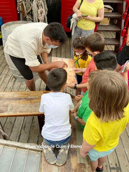 Buscando el tesoro en el barco pirata