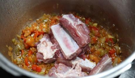 Patatas Guisadas con Costilla Receta Casera Echamos las costillas de cerdo y las rehogamos junto al sofrito de verdura