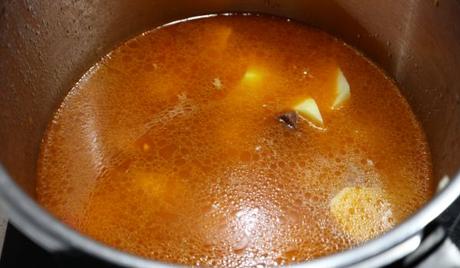 Patatas Guisadas con Costilla Receta Casera Echamos el agua y las patatas y las cocemos junto a las costillas