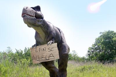 Un dinosaurio con carteles de «el fin se acerca» es tomado por loco por el resto de dinosaurios
