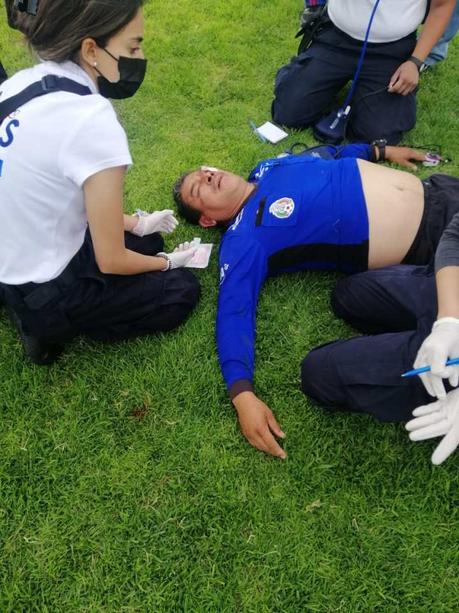 (Video) Jugadores golpean a árbitro, podría perder el ojo