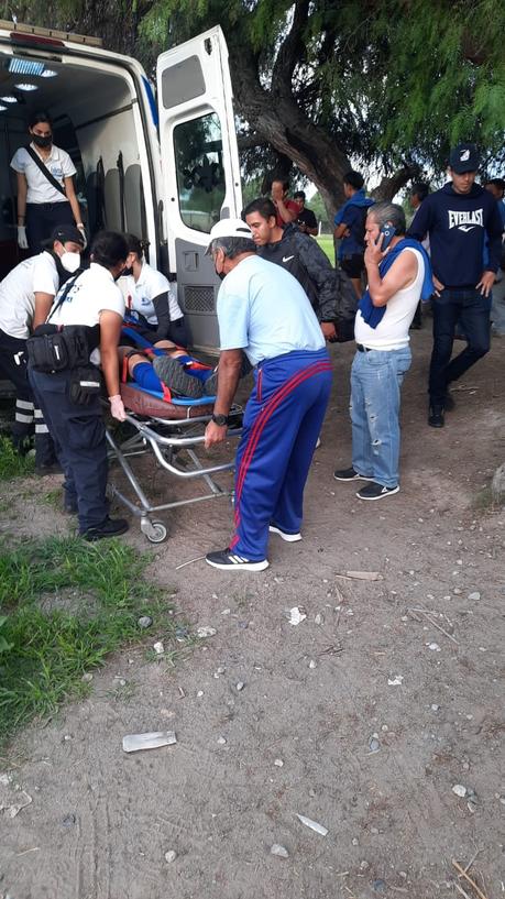 (Video) Jugadores golpean a árbitro, podría perder el ojo