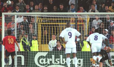 Raúl lanzó el penalti a la escuadra derecha de Barthez. Pero la pelota no entró.