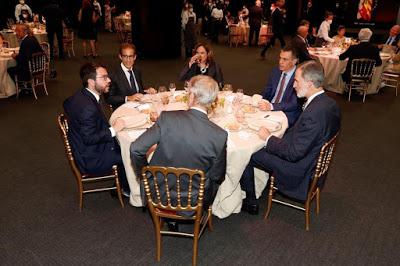 El Rey, Sánchez, Aragonés y Ada Colau, coinciden por primera vez en la misma mesa, en Barcelona.