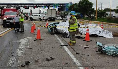 (Video) Choque múltiple en Jalostitlán deja cuatro personas sin vida