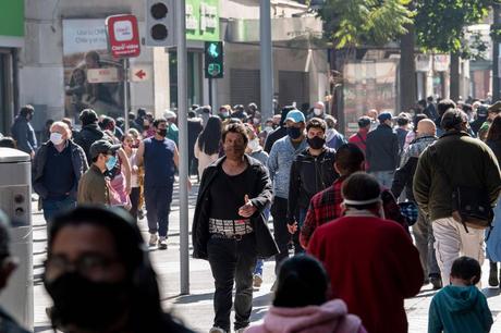 Chile comienza a desconfinar su capital desafiando la contagiosa variante delta