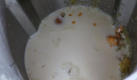 Prepara las natillas calentando junto a la leche