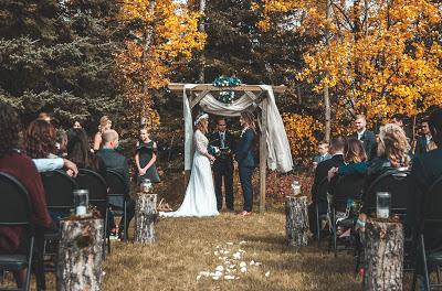 Ceremonia de boda en un bosque con invitados sentados