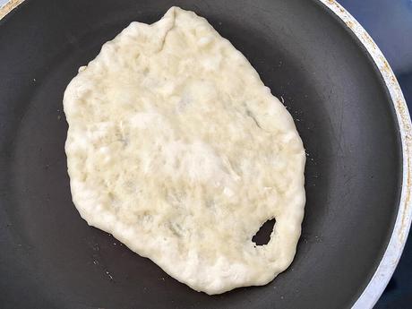 delikatissen the best and easiest homemade naan bread Soft naan bread pan turco pan naan con ajo y perejil pan hecho en la sartén pan de oriente pan casero masa para pan plano how to make naan bread home made naan bread garlic naan bread easy naan bread como hacer pan indio baking bread  