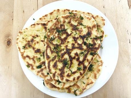 delikatissen the best and easiest homemade naan bread Soft naan bread pan turco pan naan con ajo y perejil pan hecho en la sartén pan de oriente pan casero masa para pan plano how to make naan bread home made naan bread garlic naan bread easy naan bread como hacer pan indio baking bread  