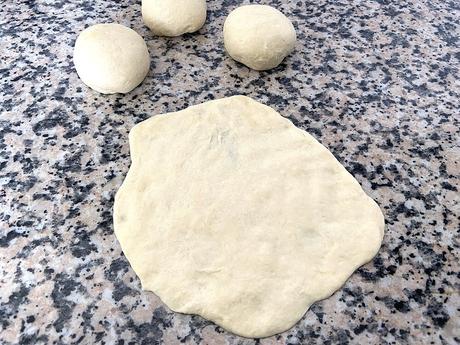 delikatissen the best and easiest homemade naan bread Soft naan bread pan turco pan naan con ajo y perejil pan hecho en la sartén pan de oriente pan casero masa para pan plano how to make naan bread home made naan bread garlic naan bread easy naan bread como hacer pan indio baking bread  