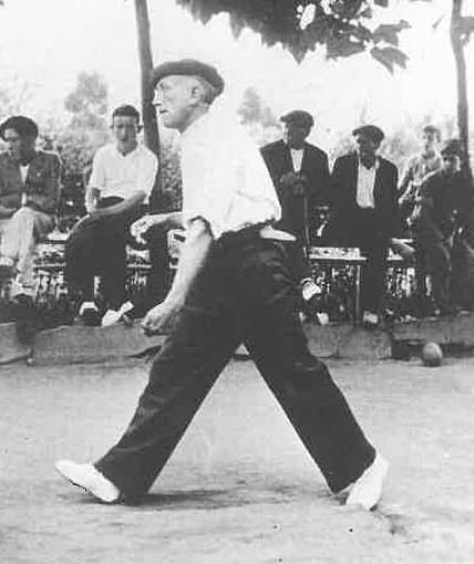 El característico andar de «El Zurdo de Bielva» en la bolera