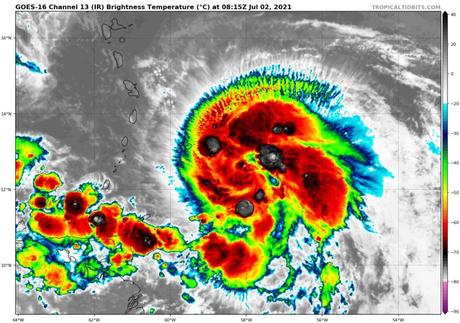 Huracán Elsa activa fuerte oleaje y lluvias en Venezuela
