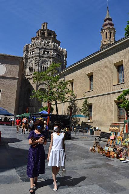 BLOGSSIPGIRL TE PROPONE: LOS DISEÑOS ÚNICOS DE THE GIRL AND THE DOG SE FUNDEN CON EL ARTE Y ENCANTO DE LA PLAZA SAN BRUNO BLOGSSIPGIRL TE PROPONE: LOS DISEÑOS ÚNICOS DE THE GIRL AND THE DOG SE FUNDEN CON EL ARTE Y ENCANTO DE LA PLAZA SAN BRUNO