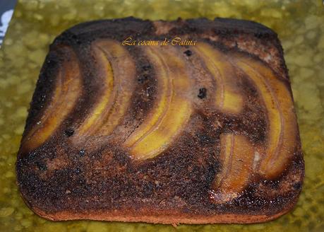 Pastel de plátano con chispas de chocolate al revés