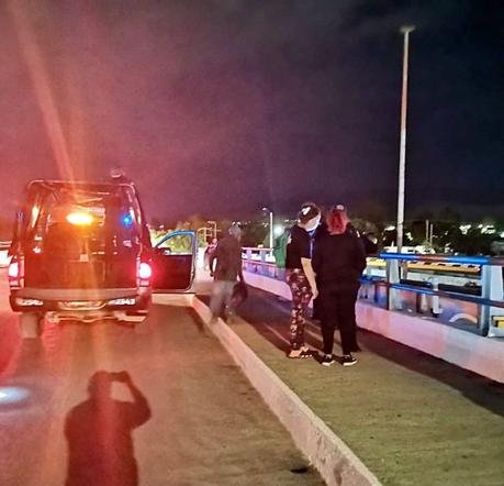 Policías evitan que joven se suicide en el Distribuidor Juárez