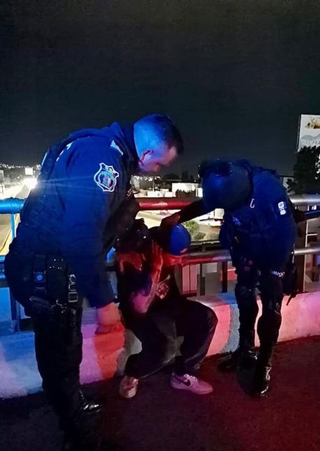 Policías evitan que joven se suicide en el Distribuidor Juárez