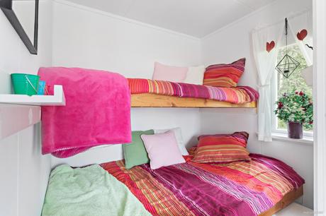 delikatissen verano sueco verano nórdico swedish summer house swedish summer scandinavian summer house relaxed Swedish Summer red scandinavian cabin pequeña cabaña en el bosque decoración cabaña rústica nórdica cottage by the lake casa de verano escandinava cabaña roja de madera cabaña sueca  