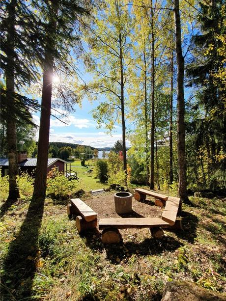 delikatissen verano sueco verano nórdico swedish summer house swedish summer scandinavian summer house relaxed Swedish Summer red scandinavian cabin pequeña cabaña en el bosque decoración cabaña rústica nórdica cottage by the lake casa de verano escandinava cabaña roja de madera cabaña sueca  