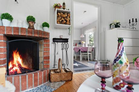 delikatissen verano sueco verano nórdico swedish summer house swedish summer scandinavian summer house relaxed Swedish Summer red scandinavian cabin pequeña cabaña en el bosque decoración cabaña rústica nórdica cottage by the lake casa de verano escandinava cabaña roja de madera cabaña sueca  