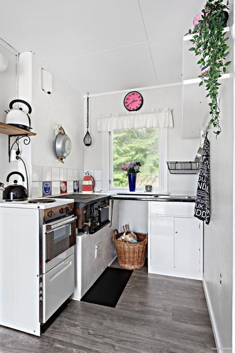 delikatissen verano sueco verano nórdico swedish summer house swedish summer scandinavian summer house relaxed Swedish Summer red scandinavian cabin pequeña cabaña en el bosque decoración cabaña rústica nórdica cottage by the lake casa de verano escandinava cabaña roja de madera cabaña sueca  