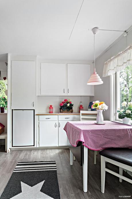 delikatissen verano sueco verano nórdico swedish summer house swedish summer scandinavian summer house relaxed Swedish Summer red scandinavian cabin pequeña cabaña en el bosque decoración cabaña rústica nórdica cottage by the lake casa de verano escandinava cabaña roja de madera cabaña sueca  