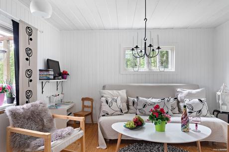 delikatissen verano sueco verano nórdico swedish summer house swedish summer scandinavian summer house relaxed Swedish Summer red scandinavian cabin pequeña cabaña en el bosque decoración cabaña rústica nórdica cottage by the lake casa de verano escandinava cabaña roja de madera cabaña sueca  