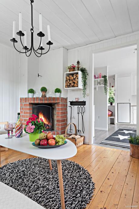 delikatissen verano sueco verano nórdico swedish summer house swedish summer scandinavian summer house relaxed Swedish Summer red scandinavian cabin pequeña cabaña en el bosque decoración cabaña rústica nórdica cottage by the lake casa de verano escandinava cabaña roja de madera cabaña sueca  