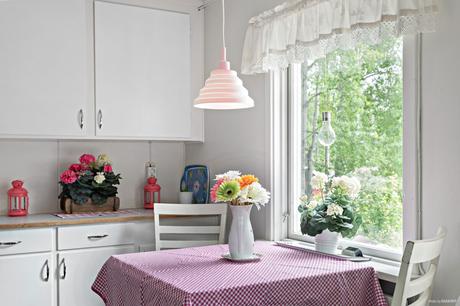 delikatissen verano sueco verano nórdico swedish summer house swedish summer scandinavian summer house relaxed Swedish Summer red scandinavian cabin pequeña cabaña en el bosque decoración cabaña rústica nórdica cottage by the lake casa de verano escandinava cabaña roja de madera cabaña sueca  