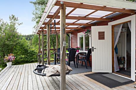 delikatissen verano sueco verano nórdico swedish summer house swedish summer scandinavian summer house relaxed Swedish Summer red scandinavian cabin pequeña cabaña en el bosque decoración cabaña rústica nórdica cottage by the lake casa de verano escandinava cabaña roja de madera cabaña sueca  