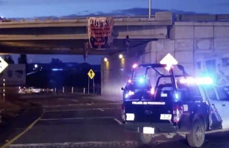 Cuerpos colgados en Zacatecas incluían nuevamente narcomensaje a autoridades potosinas.