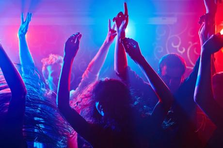 Países Bajos: Unas 180 personas positivas de Covid-19 tras una fiesta en una discoteca