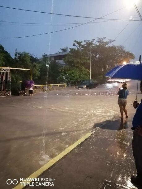 (video) Tormenta inunda las calles de Ciudad Valles