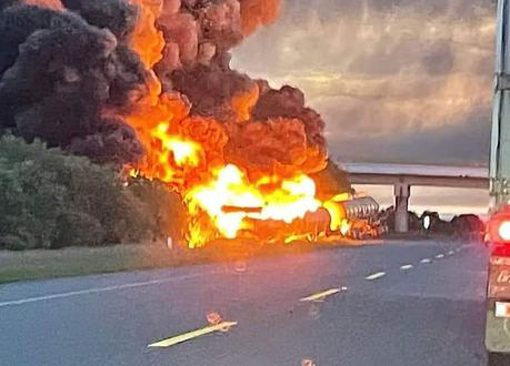 Pipa con gasolina vuelca y explota en Villa de Arriaga