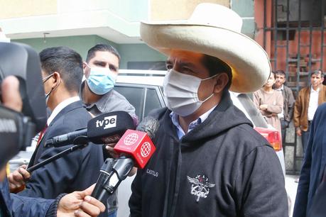 Pedro Castillo saluda a los maestros del país en su día