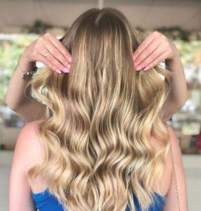 Mechas balayage y californianas: diferencias y cómo se hacen Balayage en rubias (Foto de Menta Beauty Place)