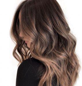 Mechas balayage y californianas: diferencias y cómo se hacen Balayage en morenas (Foto de Menta Beauty Place)