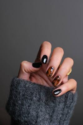 Manicura bicolor en tonos oscuros Manicura bicolor en tonos oscuros