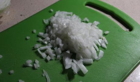 Echamos la cebolla en trozos y la sofrímos